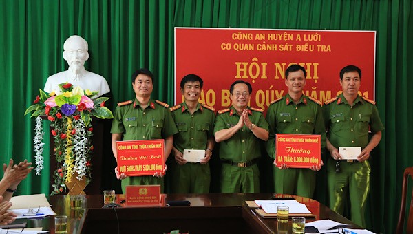 Đại tá Đặng Ngọc Sơn - Phó Giám đốc Công an tỉnh đã đến biểu dương hai tập thể phá thành công chuyên án. 