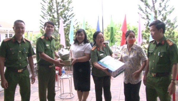 Bà Đào Mai Hường (thuộc Ban Nội chính Tỉnh ủy tỉnh TT- Huế) hỗ trợ thức ăn và nước uống cho lực lượng Công an làm CCCD. 