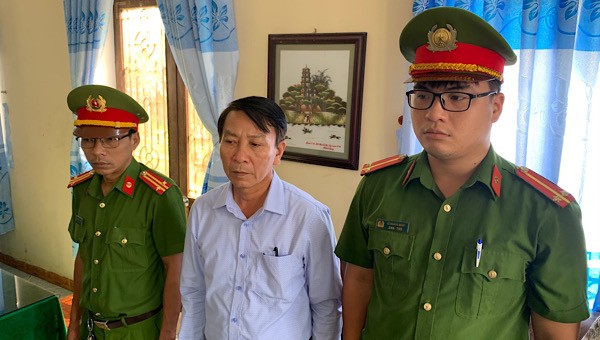 Ông Hồ Quang Hóa (giữa) - nguyên chủ tịch UBND xã Quảng Vinh (huyện Quảng Điền, Thừa Thiên Huế) - bị bắt  để làm rõ hành vi tham ô tài sản.