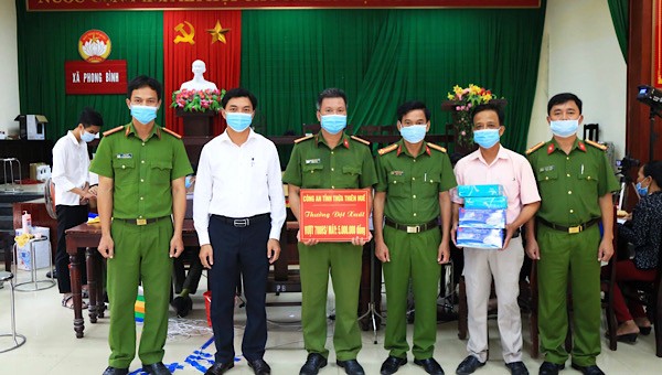 Đại tá Nguyễn Đình Thừa - Phó Giám đốc Công an tỉnh TT- Huế khen thưởng cho các tập thể vượt vượt chỉ tiêu cấp CCCD.