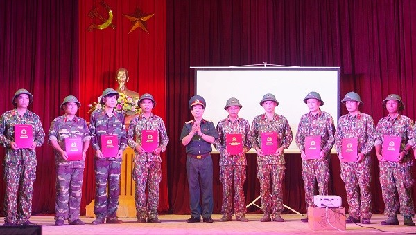 Đại tá Hà Văn Ái, Phó Chính ủy Bộ CHQS tỉnh Thừa Thiên Huế trao quyết định cho đội ngũ cán bộ sĩ quan.