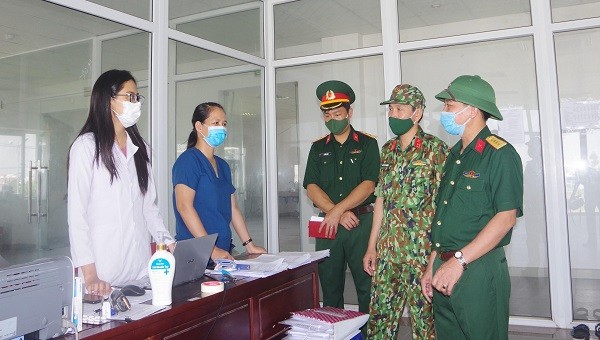 Đại tá Hà Văn Ái, Phó Chính ủy Bộ CHQS tỉnh Thừa Thiên Huế kiểm tra công tác bảo đảm y tế tại Khu cách ly T3.