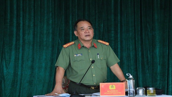 Đại tá Lê Văn Vũ - Phó Giám đốc Công an tỉnh  yêu cầu các cán bộ, chiến sĩ nêu cao tinh thần chủ động phòng ngừa dịch Covid-19. 