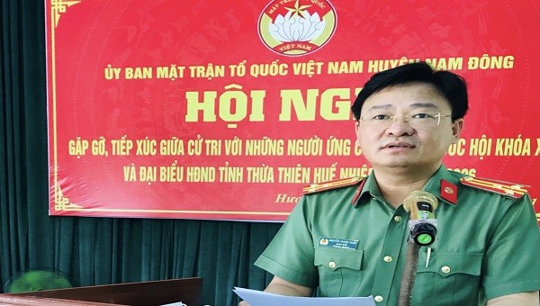 Thượng tá Nguyễn Thanh Tuấn - Giám đốc Công an tỉnh Thừa Thiên Huế tiếp xúc cử tri tại huyện Nam Đông.
