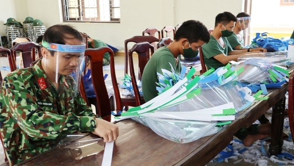 Các tấm chắn giọt bắn sẽ được dùng để tặng 2 tỉnh của nước bạn Lào, các khung cách ly, trạm kiểm soát dịch.