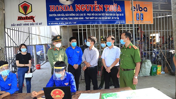 Giám đốc Công an tỉnh Thừa Thiên Huế kiểm tra công tác phòng chống dịch trên địa bàn huyện Phong Điền. 