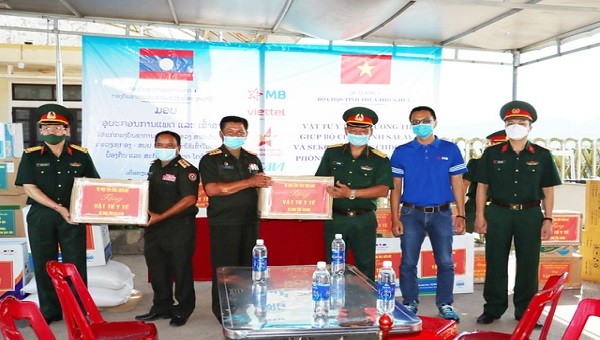 Trung tá Phan Thắng, Phó Chỉ huy trưởng, Tham Mưu trưởng và Đại tá Nguyễn Phú Đăng, Phó Tham mưu trưởng Bộ Chỉ huy Quân sự tỉnh Thừa Thiên Huế trao tặng quà cho Bộ Chỉ huy Quân sự tỉnh SaLaVan và SeKong (nước Lào).