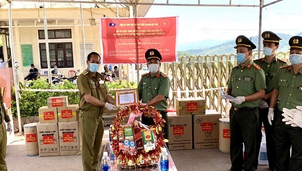 Đại tá Lê Văn Vũ - Phó Giám đốc Công an tỉnh Thừa Thiên Huế trao tặng nhu yếu phẩm và thiết bị y tế cho Công an 2 tỉnh Sekong và Salaval (nước Lào).
