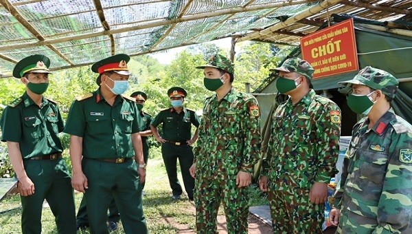 Trung tá Phan Thắng, Phó Chỉ huy trưởng – Tham Mưu trưởng Bộ Chỉ huy Quân sự tỉnh thăm, động viên cán bộ, chiến sĩ chốt số 1 Hồng Vân.