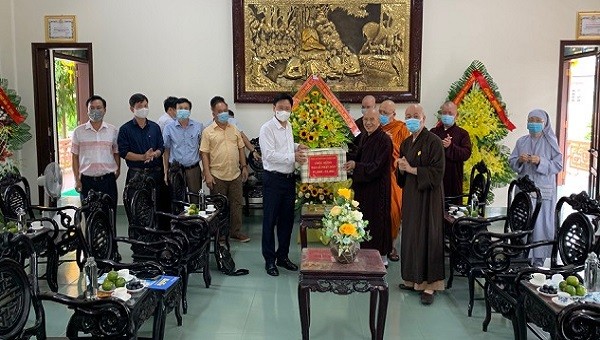 Thượng tá Nguyễn Thanh Tuấn - Giám đốc Công an tỉnh Thừa Thiên Huế đã trao tặng lẵng hoa và gửi lời chúc mừng Ban Trị sự Giáo hội Phật giáo Việt Nam tỉnh Thừa Thiên Huế.