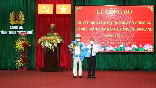 Chủ tịch UBND tỉnh Thừa Thiên Huế trao quyết của Bộ trưởng Bộ Công an về việc thăng cấp bậc hàm từ Thượng tá lên Đại tá cho Giám đốc Công an tỉnh Thừa Thiên Huếí Nguyễn Thanh Tuấn. 