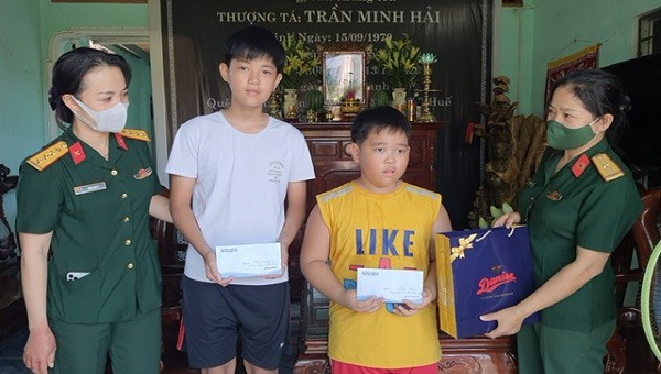 Đoàn công tác Bộ CHQS tỉnh Thừa Thiên Huế tặng quà 1/6 cho con liệt sĩ Trần Minh Hải.