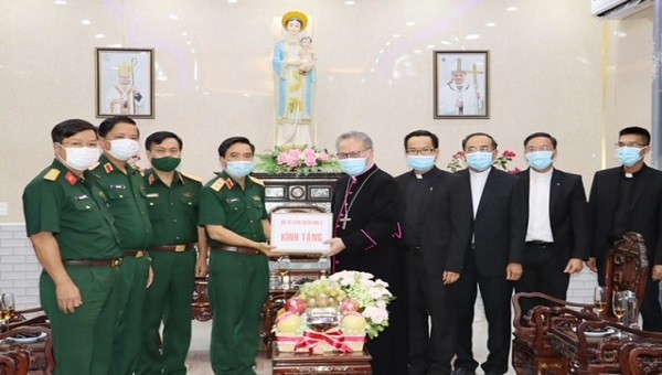 Trung tướng Nguyễn Doãn Anh, Tư lệnh Quân khu 4 trao tặng Tòa Tổng giám mục một số vật tư phòng chống dịch COVID-19.