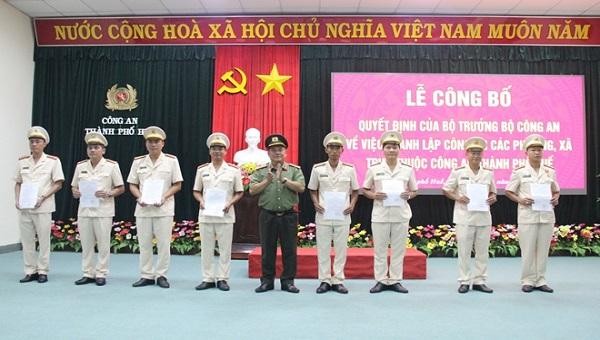 Đại tá Lê Văn Vũ, Phó Giám đốc Công an tỉnh Thừa Thiên Huế trao quyết định cho các Trưởng Công an các phường thuộc TP Huế vừa được thành lập.