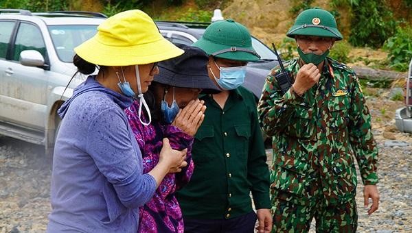 Chủ tịch UBND tỉnh Thừa Thiên Huế động viên thân nhân các nạn nhân bị mất tích.