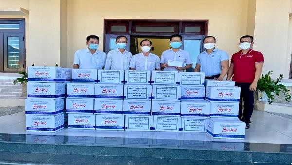 Trưởng VPĐD Báo PLVN khu vực Bình Trị Thiên và đại diện Công ty TNHH sản xuất TMDV Đăng Tuấn tặng quà cho các chốt kiểm soát dịch xã Lộc Thuỷ, huyện Phú Lộc.