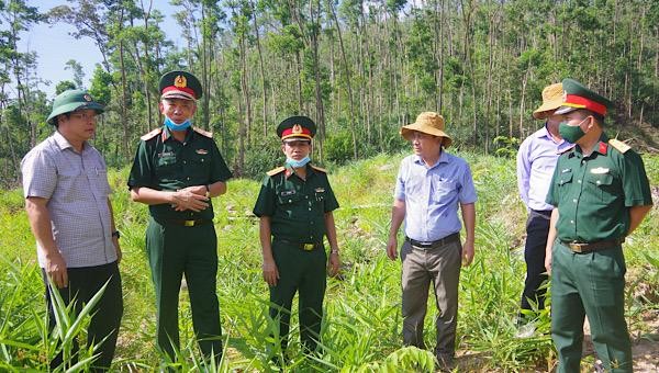 Thiếu tướng Nguyễn Đức Hóa (thứ 2 bên trái), Phó Chính ủy Quân khu 4 và lãnh đạo Bộ CHQS tỉnh Thừa Thiên Huế khảo sát vị trí xây dựng bia tưởng niệm.