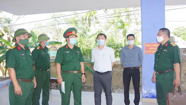 Phó Chủ tịch UBND tỉnh Nguyễn Thanh Bình (thứ 3 bên phải) và lãnh Bộ CHQS tỉnh Thừa Thiên Huế kiểm tra tại Trung tâm giáo dục Quốc phòng và An ninh thuộc Đại học Huế.