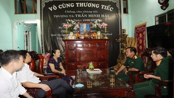 Phó Chủ tịch UBND tỉnh và Chỉ huy trưởng Bộ chỉ huy Quân sự tỉnh Thừa Thiên Huế thăm hỏi, động viên gia đình liệt sĩ Trần Minh Hải.