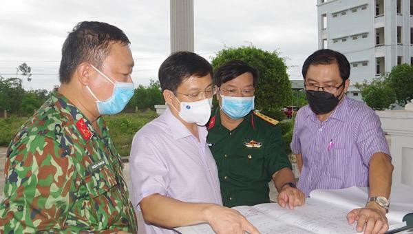 Ông Nguyễn Thanh Bình cùng lãnh đạo Bộ CHQS tỉnh và Sở Y tế kiểm tra, khảo sát tại Trường Cao đẳng nghề số 23.