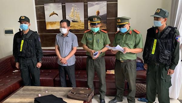 Cơ quan Công an đọc lệnh bắt tạm giam đối tượng Trần Xuân Long. 