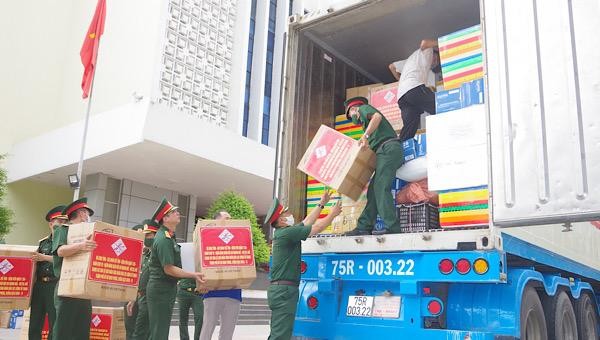 Cán bộ, chiến sĩ LLVT tỉnh Thừa Thiên Huế vận chuyển hàng hóa vật chất lên xe để vận chuyển vào TP Hồ Chí Minh.