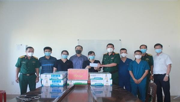 Đại tá Hoàng Văn Nhân – Chính ủy Bộ CHQS tỉnh, thăm và tặng quà các cán bộ, nhân viên tại Phòng xét nghiệm COVID-19 thuộc Trung tâm Kiểm soát bệnh tật tỉnh Thừa Thiên Huế. 