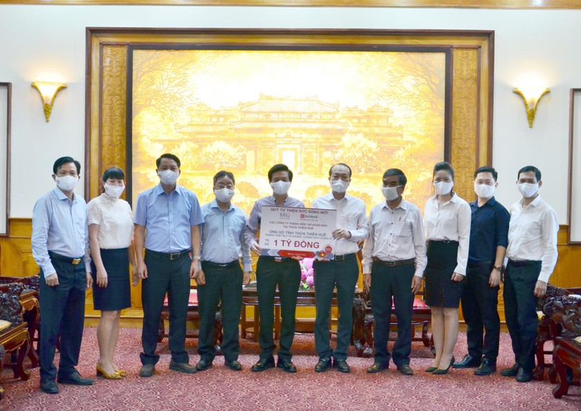 Ông Đinh Mạnh Thắng, Giám đốc Chi nhánh Tập đoàn BRG tại Huế trao bảng tượng trưng hỗ trợ hai loại vật tư y tế có giá trị tương đương 1 tỷ đồng cho ông Phan Quý Phương, đại diện UBND tỉnh Thừa Thiên Huế.