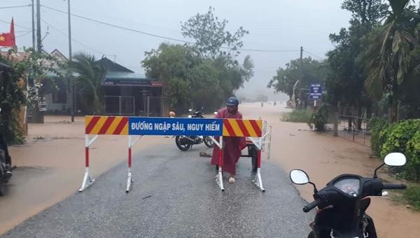 Biển cảnh báo “đường ngập sâu, nguy hiểm” tại xã Phong Xuân, huyện Phong Điền. 