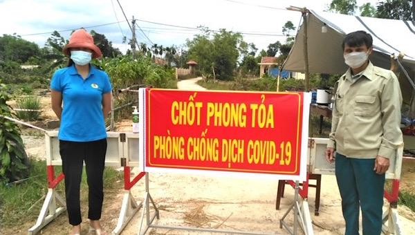 Tình hình dịch bệnh tại huyện Phong Điền đang diễn biến phức tạp, nhưng Nguyễn Bá Sơn vẫn bất chấp lệnh cách ly y tế tại nhà đi ra ngoài uống cà phê. 