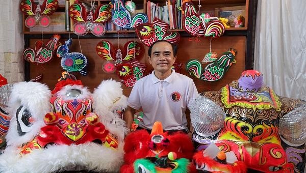 Nghệ nhân dân gian Hồ Văn Thái Sơn với hướng bán hàng online qua shopee tại Thái Nghi số 187 Phan Đăng Lưu, thành phố Huế. 