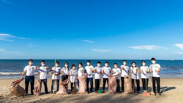 Hoạt động dọn biển tại bãi biển Thiên Cầm (tỉnh Hà Tĩnh) đã thu hút sự tham gia của đoàn viên thanh niên Huyện đoàn Cẩm Xuyên.