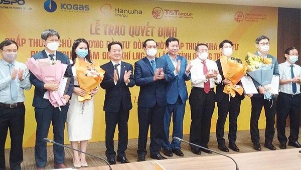 Lãnh đạo UBND tỉnh Quảng Trị và các nhà đầu tư tại buổi lễ trao quyết định chủ trương đầu tư đồng thời chấp thuận nhà đầu tư dự án.