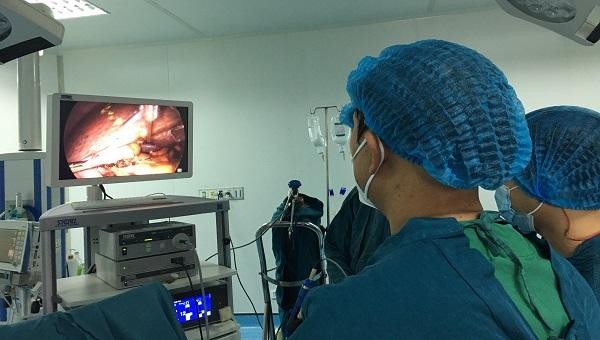 Các bác sĩ ở Bệnh viện Đa khoa tỉnh Quảng Trị thực hiện thành công ca phẫu thuật nội soi ung thư gan.