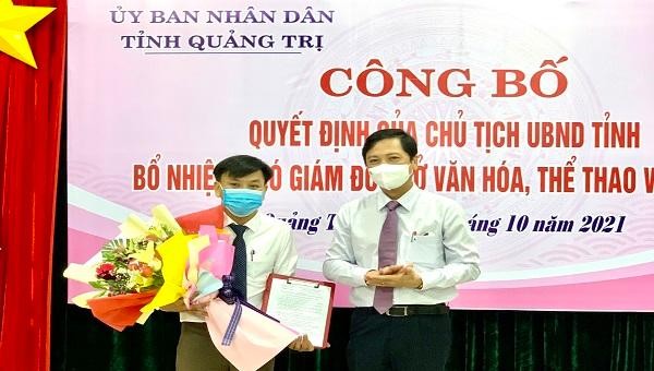 Phó Chủ tịch UBND tỉnh Hoàng Nam trao Quyết định bổ nhiệm cho Phó Giám đốc Sở Văn hóa, Thể Thao và Du lịch Hồ Văn Hoan.