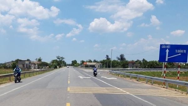 Một đoạn Quốc lộ 9 về cảng Cửa Việt.