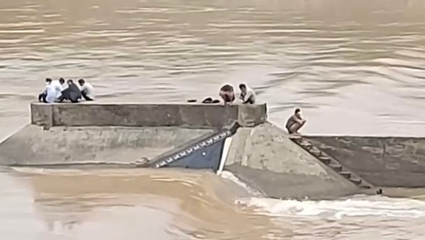 7 người bị mắc kẹt giữa đập tràn Nam Thạch Hãn đã được đưa vào bờ.