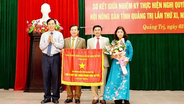 Ông Nguyễn Đăng Quang trao Cờ thi đua xuất sắc của Chính phủ cho Hội Nông dân tỉnh Quảng Trị.