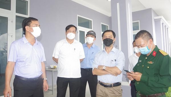 Chủ tịch UBND tỉnh Thừa Thiên Huế Nguyễn Văn Phương (bên phải), chỉ đạo khẩn trương đưa các cơ sở thu dung và điều trị F0 không triệu chứng hoặc triệu chứng nhẹ nhanh chóng đi vào hoạt động.