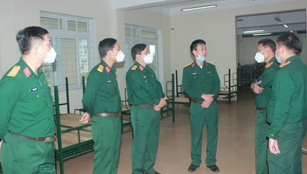 Lãnh đạo Bộ Chỉ huy quân sự tỉnh khảo sát các phòng điều trị cho bệnh nhân.