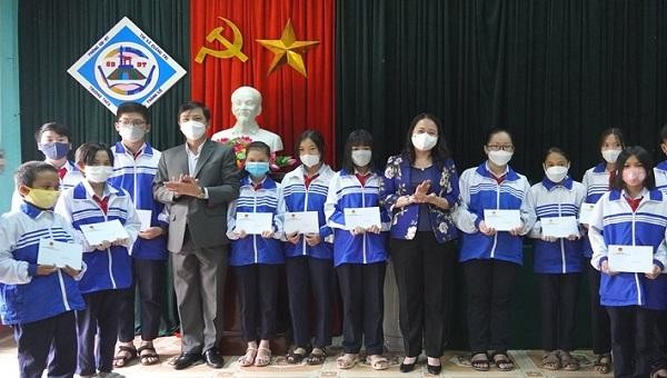  Phó Chủ tịch nước Võ Thị Ánh Xuân tặng quà cho các em học sinh Trường THCS Thành Cổ, thị xã Quảng Trị 