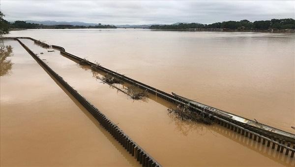 Hình ảnh cầu gỗ lim trên sông Hương tiêu điều ngày mưa bão. 