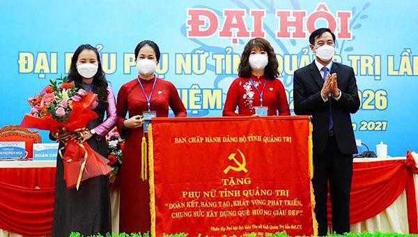 Ông Nguyễn Đăng Quang trao tặng bức trướng của Ban Chấp hành Đảng bộ tỉnh cho phụ nữ tỉnh Quảng Trị.