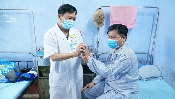Bác sĩ Lê Công Danh, khoa Nội thăm khám cho bệnh nhân Phạm Đình Hiệp.
