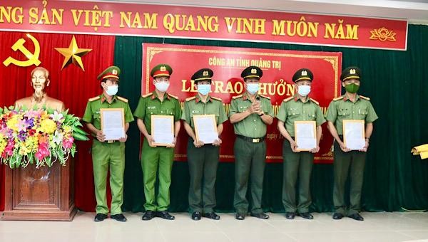 Đại tá Nguyễn Văn Thanh, Giám đốc Công an tỉnh Quảng Trị trao thưởng cho các đơn vị có thành tích xuất sắc trong phá chuyên án và bắt giữ các đối tượng “đánh bạc” và “tổ chức đánh bạc”.