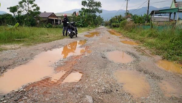 Những vũng “trâu đầm” trên Tỉnh lộ 17B qua thôn Hiền An – Bến Củi, huyện Phong Điền, tỉnh Thừa Thiên Huế là nỗi ám ảnh của người đi đường.