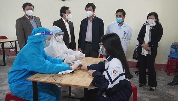 Phó Chủ tịch UBND tỉnh Hoàng Nam kiểm tra công tác tiêm vắc xin trên địa bàn tỉnh. 