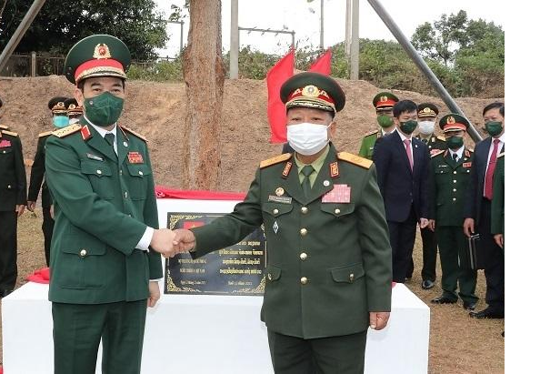 Đại tướng Phan Văn Giang, Bộ trưởng Bộ Quốc phòng Việt Nam và Đại tướng Chansamone Chanyalath, Bộ trưởng Bộ Quốc phòng Lào.