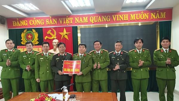 Đại tá Nguyễn Văn Thanh, Giám đốc Công an tỉnh Quảng Trị trao thưởng cho lực lượng phá thành công vụ án "Giết người".