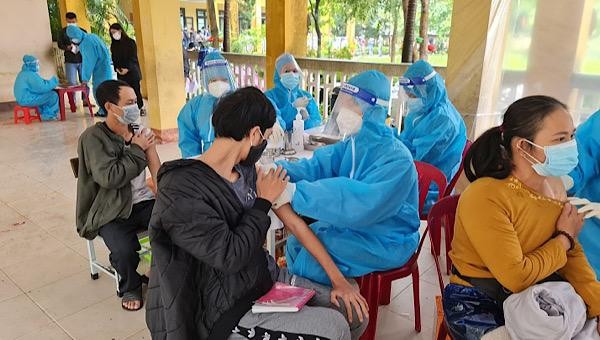 Thừa Thiên Huế tiêm vaccine phòng COVID-19 cho người dân.